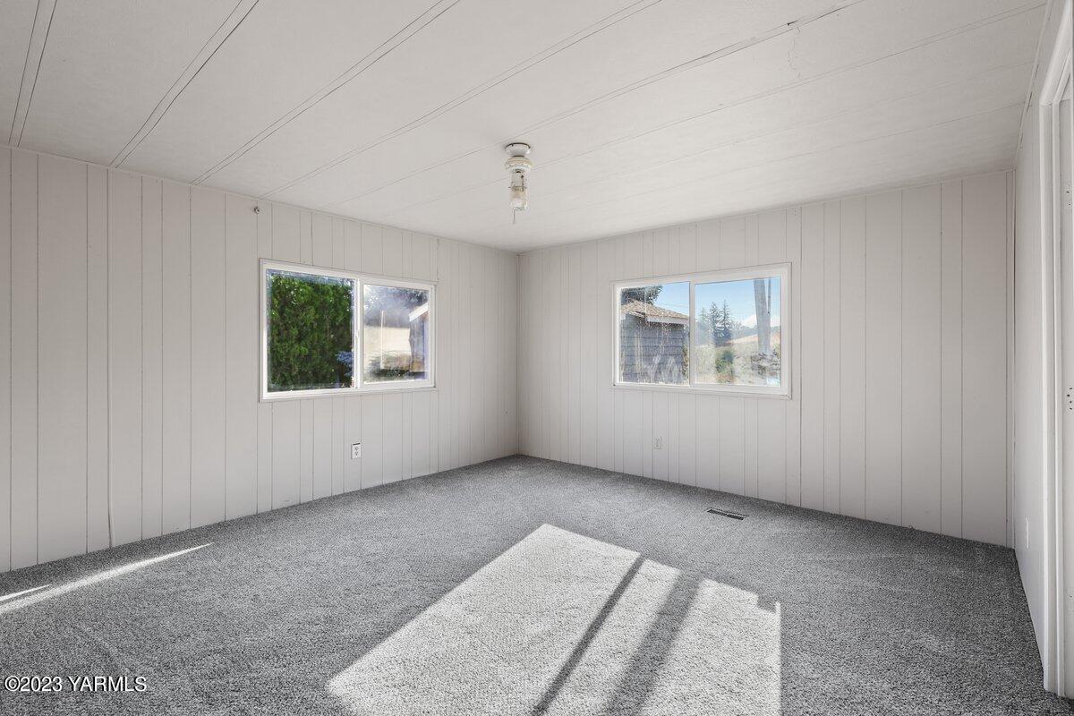 10907 Hackett Road Yakima, WA 98903 - Photo 4 of 18 an empty room with windows