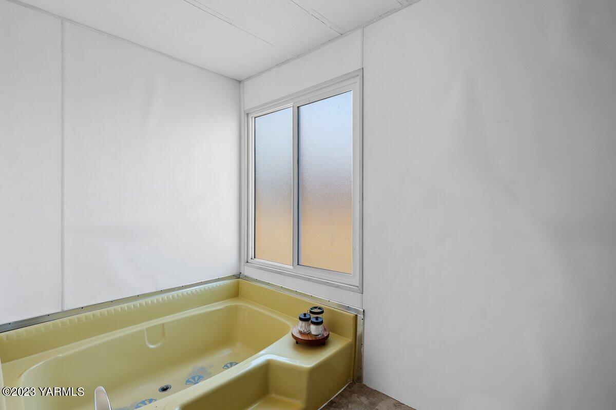 10907 Hackett Road Yakima, WA 98903 - Photo 6 of 18 a bathroom with a tub and a sink