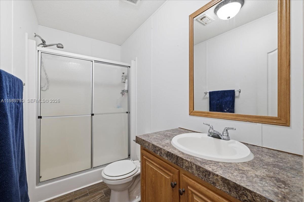 415 South Kennel Street Clewiston, FL 33440 - Photo 17 of 34 a bathroom with a sink and a mirror