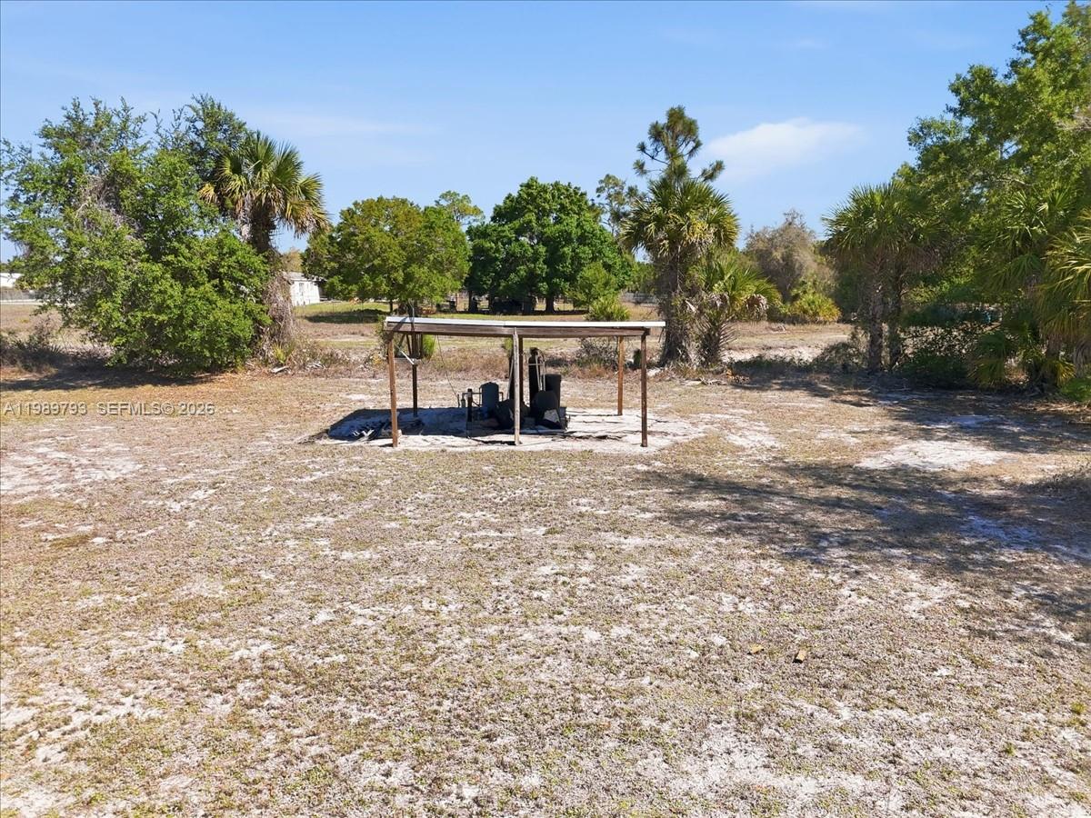 415 South Kennel Street Clewiston, FL 33440 - Photo 30 of 34 a view of a chairs and table in the patio