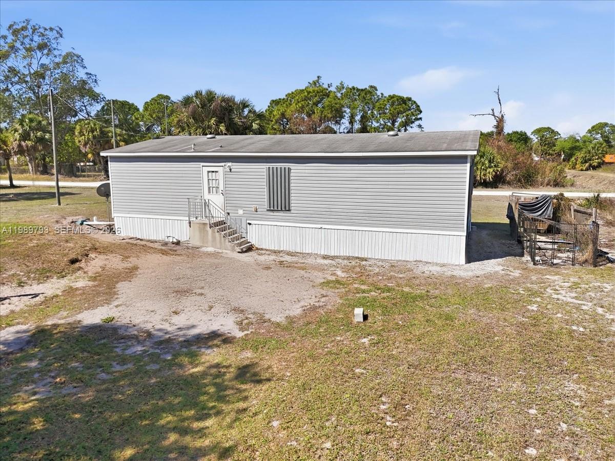 415 South Kennel Street Clewiston, FL 33440 - Photo 32 of 34 a view of a yard with potted plants