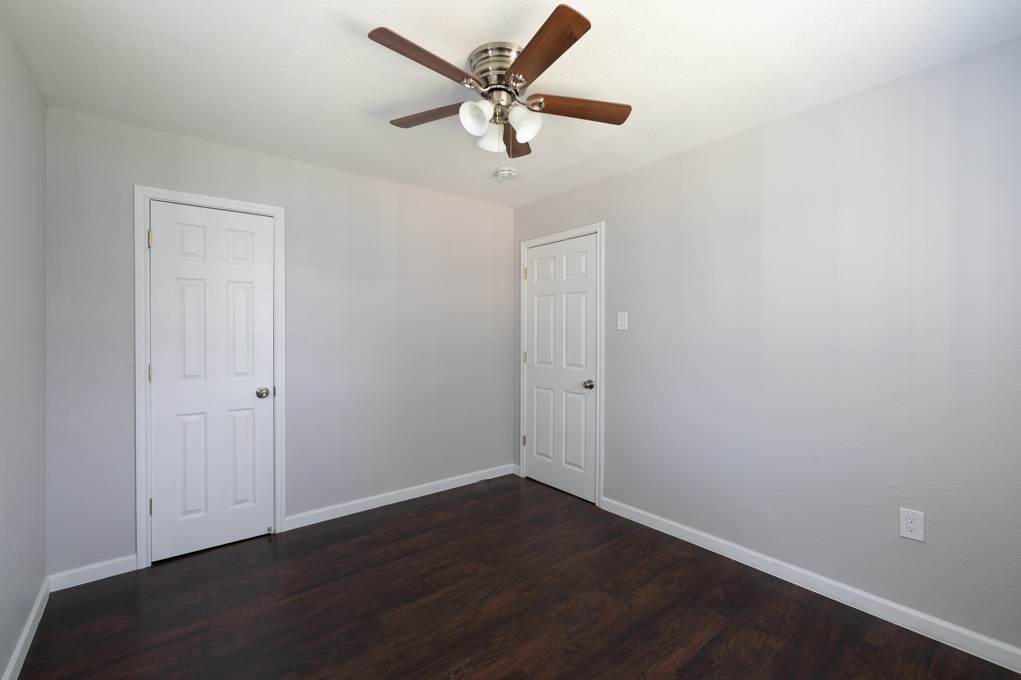 2507 Delano Street, Unit 4 Houston, TX 77004 - Photo 7 of 12 a view of an empty room with a window