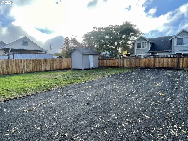 $339,900 | 1039 Chestnut Avenue, Cottage Grove, OR 97424