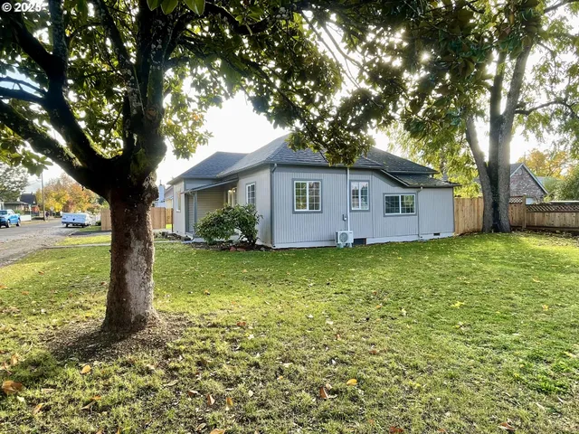 $339,900 | 1039 Chestnut Avenue, Cottage Grove, OR 97424