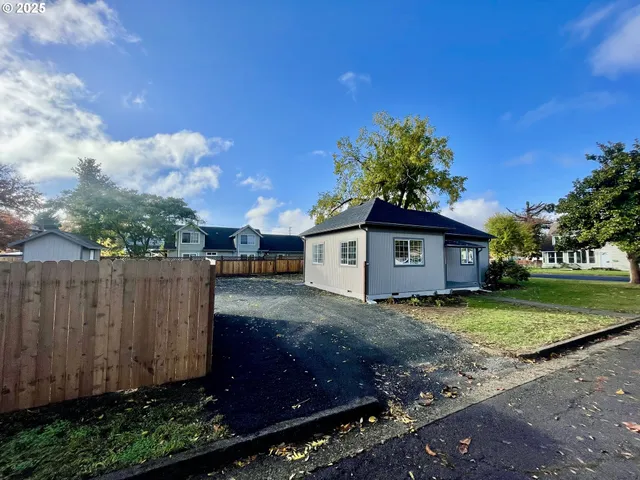 $339,900 | 1039 Chestnut Avenue, Cottage Grove, OR 97424