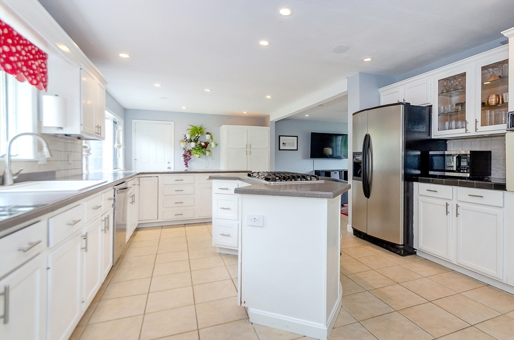 9 Hitching Post Road Mattapoisett, MA 02739 - Photo 12 of 36