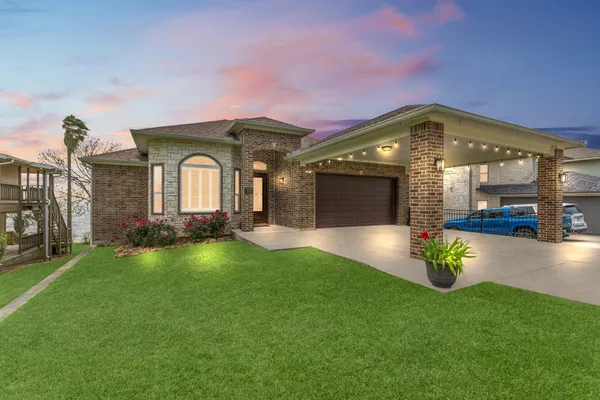 $1,199,000 | 462 Bridgelanding, Onalaska, TX 77360