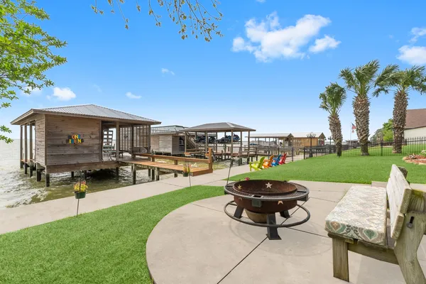 $1,199,000 | 462 Bridgelanding, Onalaska, TX 77360