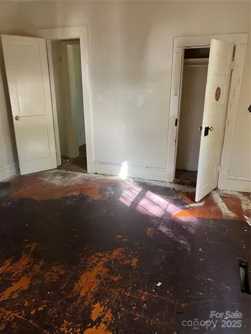 a view of a house with backyard and a tree