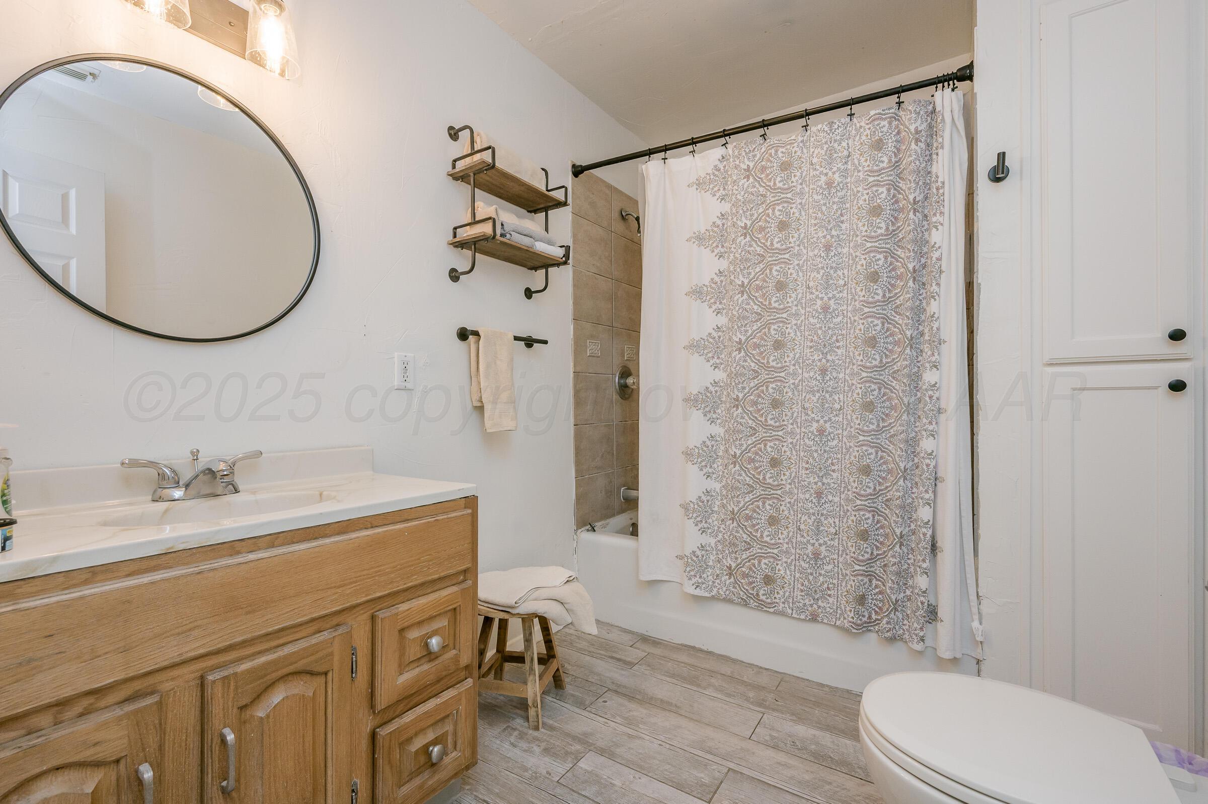 1004 Hillcrest Street Amarillo, TX 79106 - Photo 14 of 17 Hall Bathroom