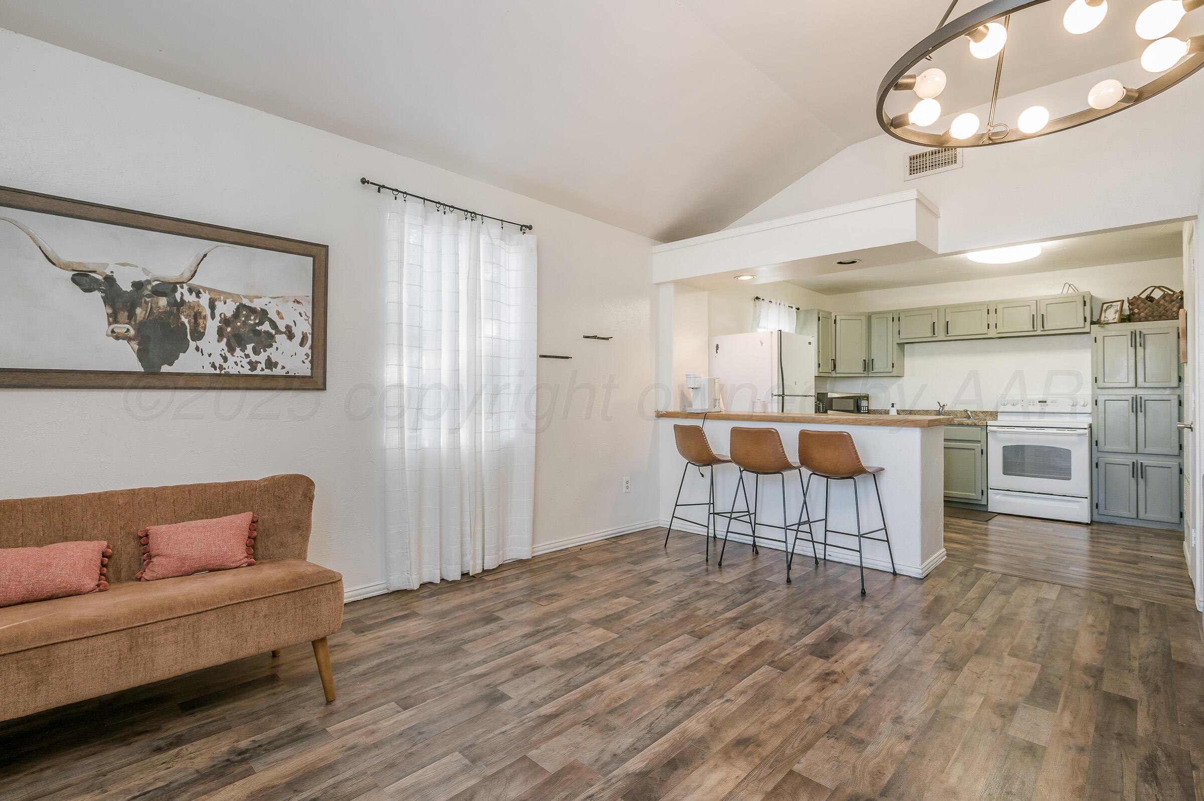 1004 Hillcrest Street Amarillo, TX 79106 - Photo 3 of 17 Living Room-4