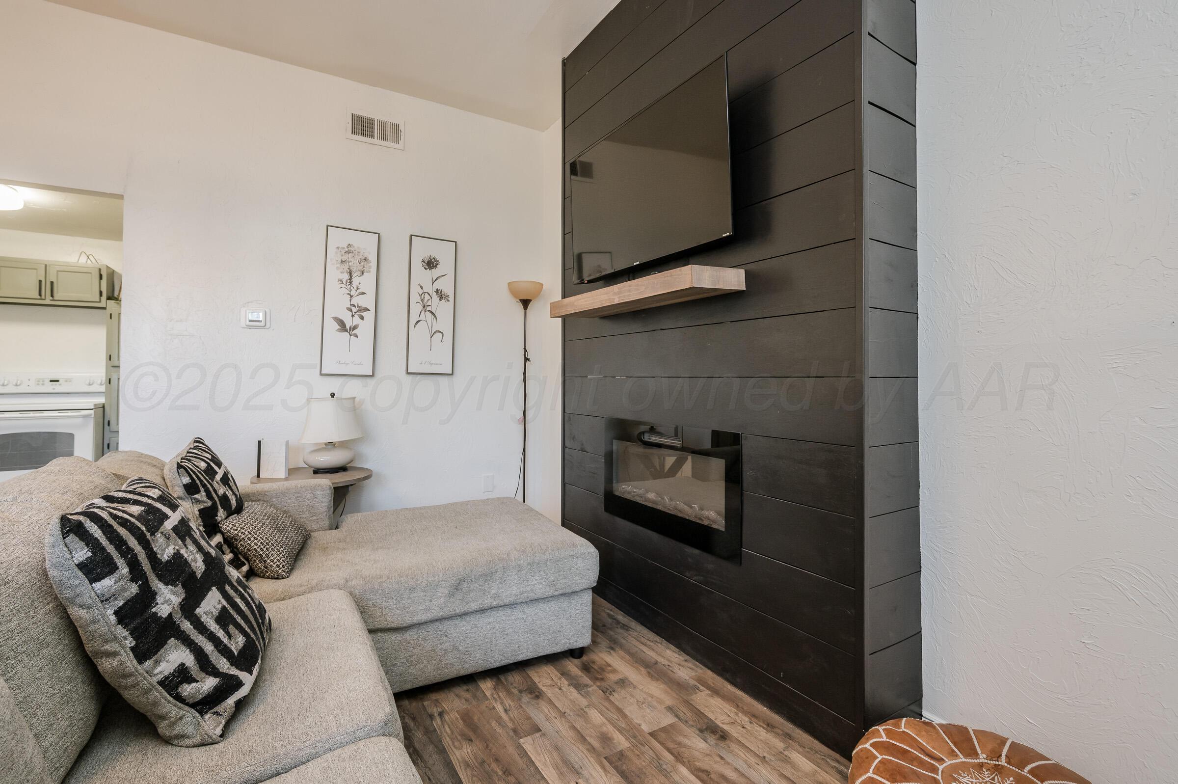 1004 Hillcrest Street Amarillo, TX 79106 - Photo 7 of 17 Living Room-3