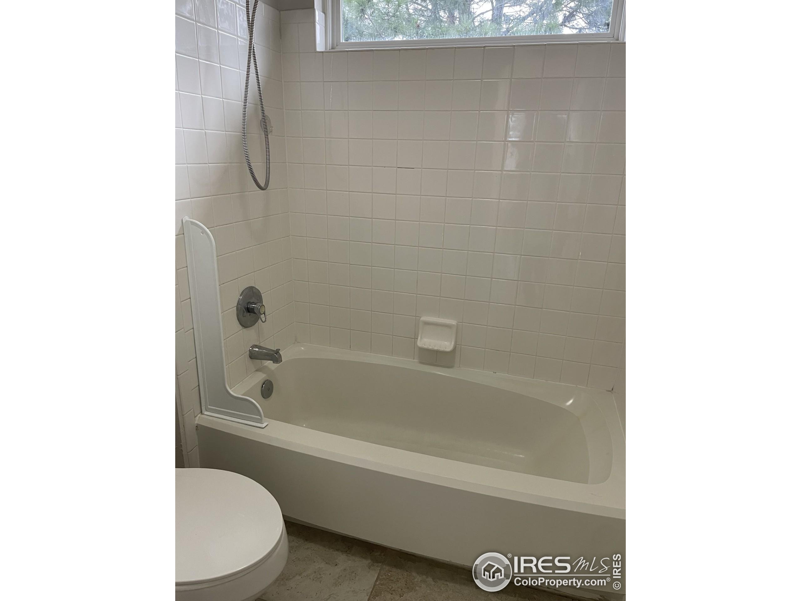 613 Rider Ridge Drive Longmont, CO 80504 - Photo 28 of 34 a bathroom with a sink a toilet and bathtub