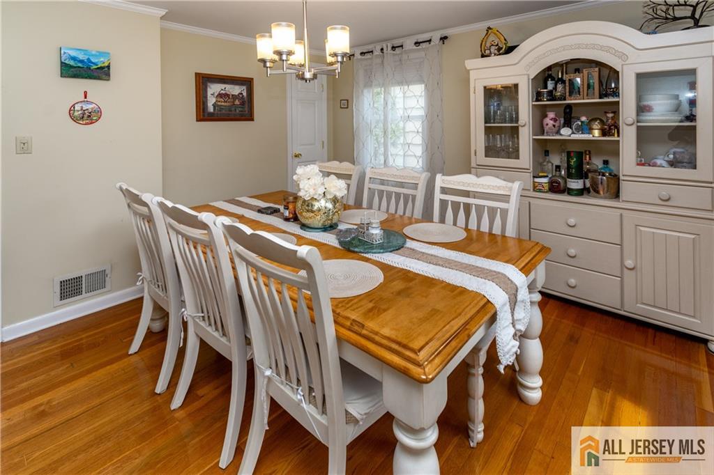 429 Edgeworth Street Middlesex, NJ 08846 - Photo 5 of 23 a dining room with furniture and window