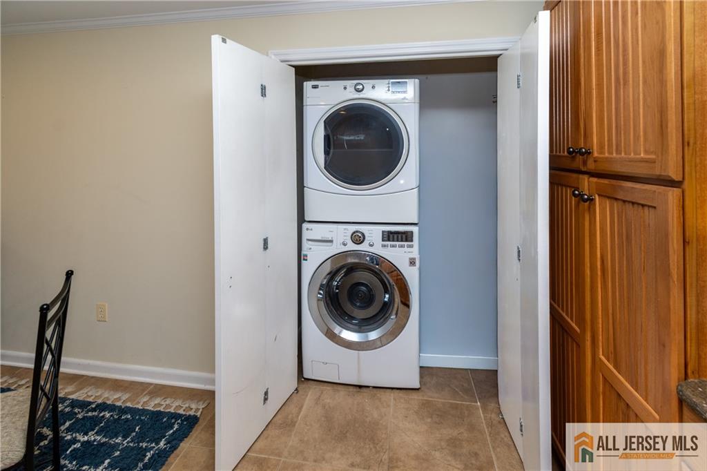 429 Edgeworth Street Middlesex, NJ 08846 - Photo 10 of 23 a utility room with dryer and washer