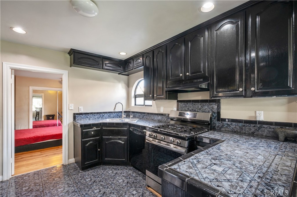 1037 South Tajauta Avenue Compton, CA 90220 - Photo 11 of 35 Kitchen