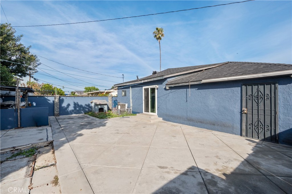 1037 South Tajauta Avenue Compton, CA 90220 - Photo 29 of 35 Backayrd