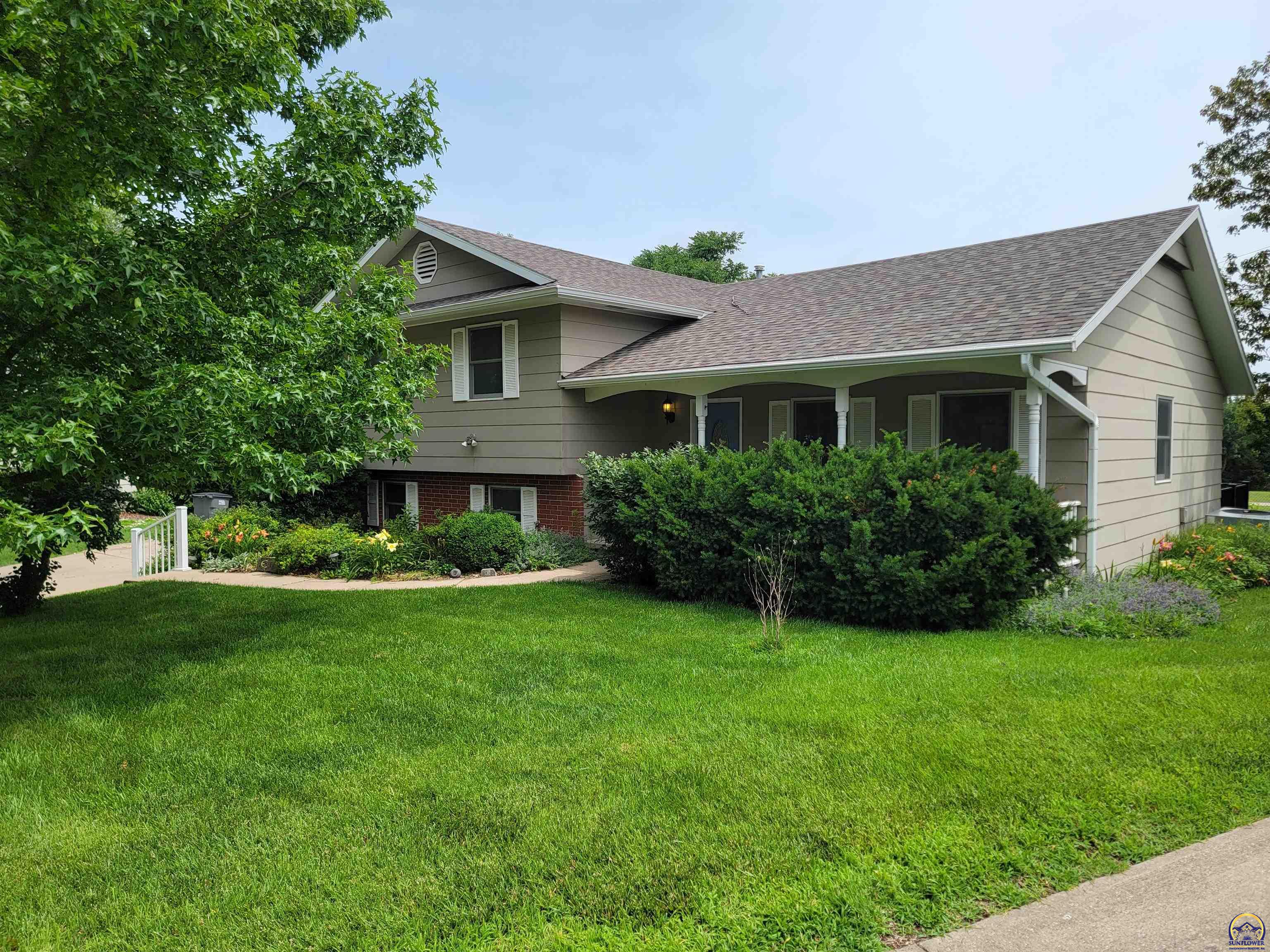 2002 Schaeffer Way Emporia, KS 66801 - Photo 3 of 28