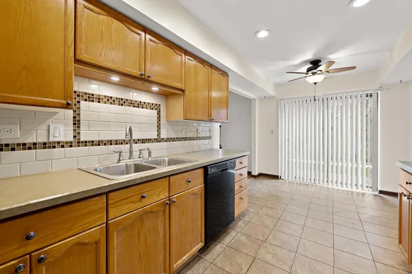 $184,900 | 1168 Greenwood Circle, Unit 1168, Woodstock, IL 60098