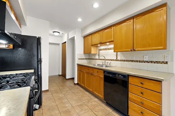 $184,900 | 1168 Greenwood Circle, Unit 1168, Woodstock, IL 60098