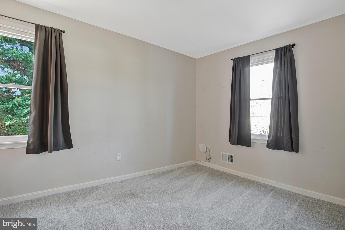 735 Whitehall Beach Road Annapolis, MD 21409 - Photo 13 of 35 an empty room with a window