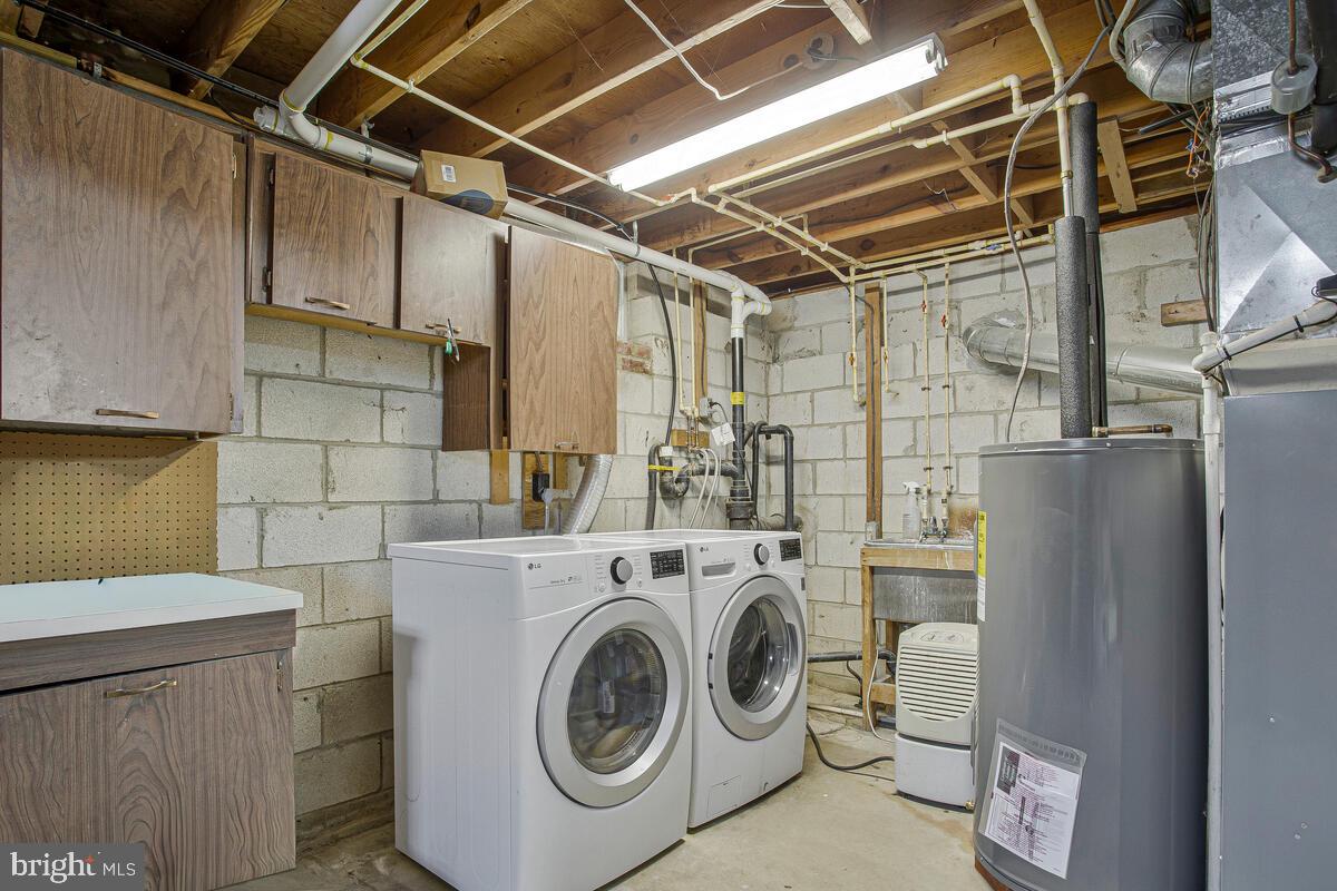 735 Whitehall Beach Road Annapolis, MD 21409 - Photo 22 of 35 a utility room with dryer and washer