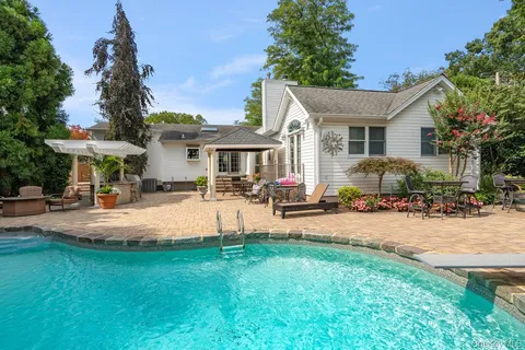 $1,099,990 | 9 Defeo Court, Deer Park, NY 11729