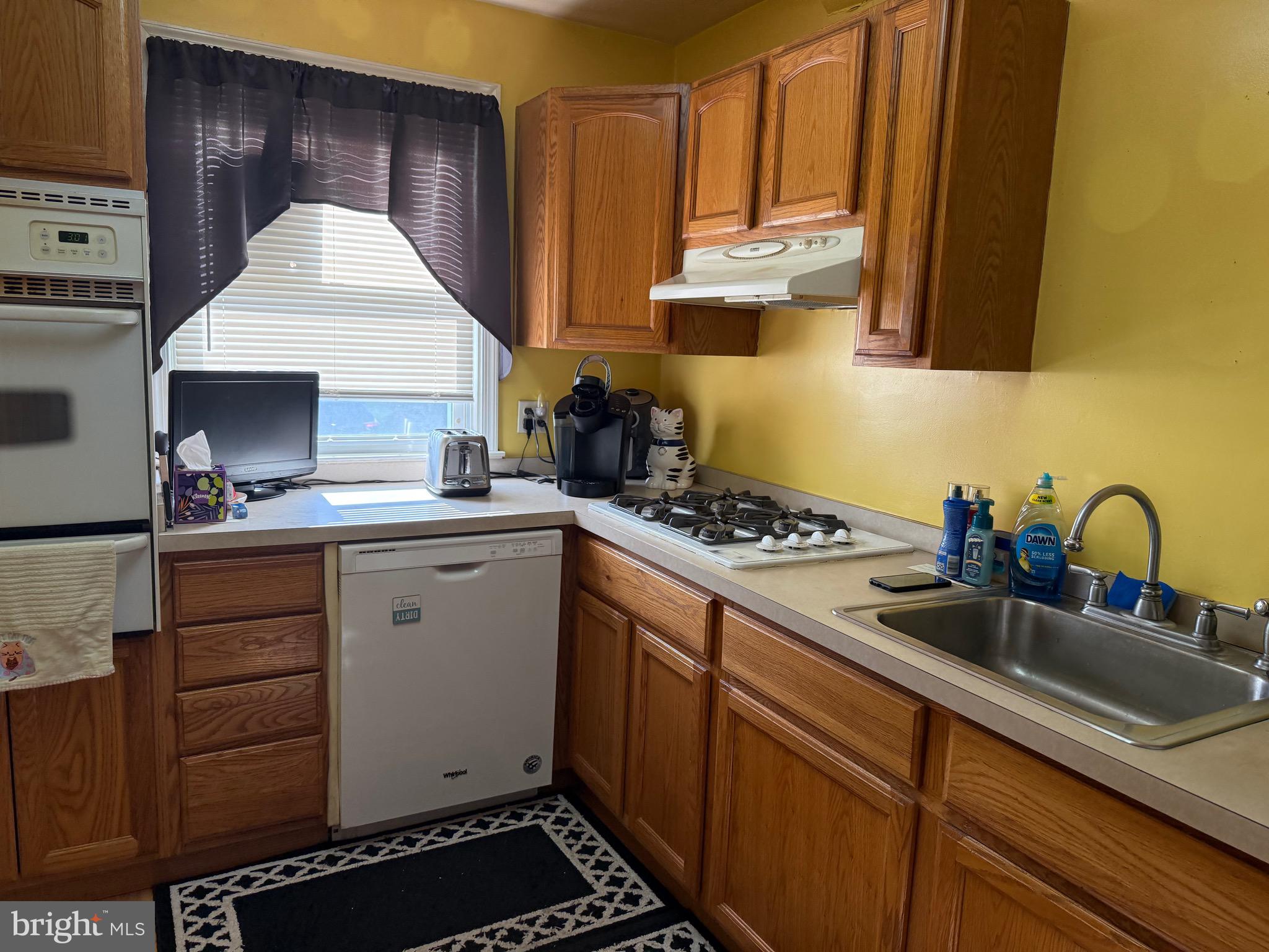 1145 Morefield Road Philadelphia, PA 19115 - Photo 12 of 31 Kitchen