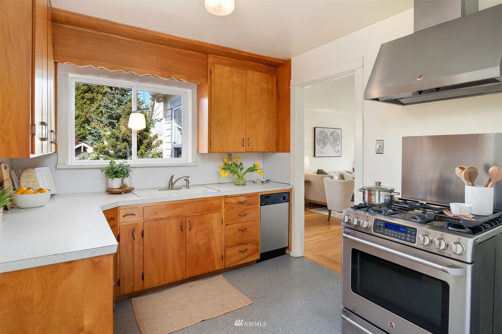 4623 Southwest Frontenac Street Seattle, WA 98136 - Photo 8 of 35 Gallery Image 8
