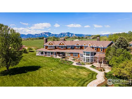 a picture of a tennis court