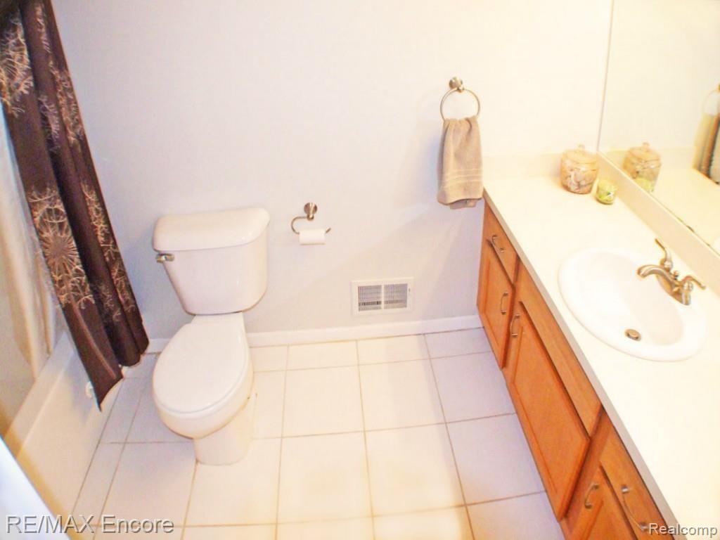 5458 Ridge Trail North Clarkston, MI 48348 - Photo 25 of 35 MAIN BATH WITH CERAMIC TILED FLOOR