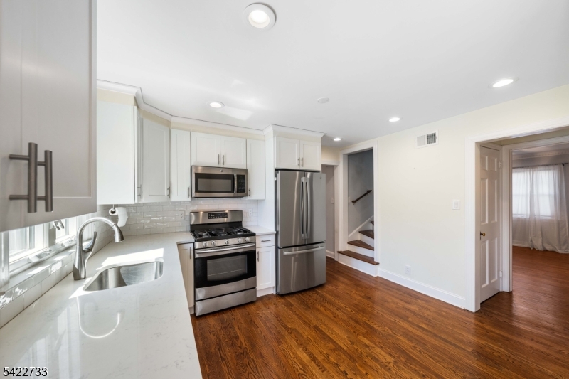 1868 Pilgrim Way Union, NJ 07083 - Photo 4 of 36