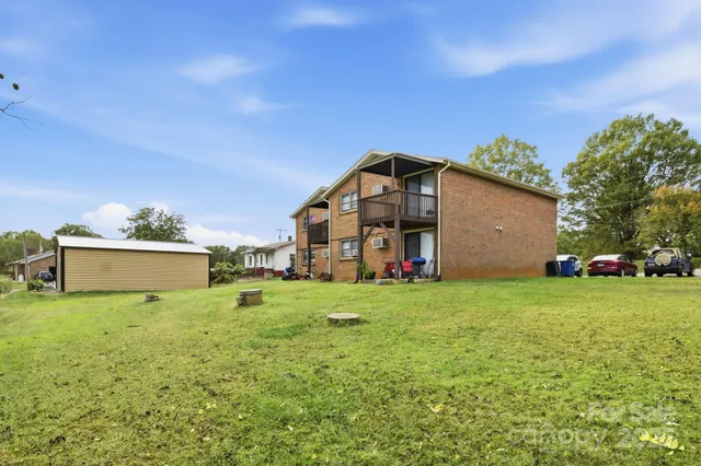 a view of a house with backyard and garden