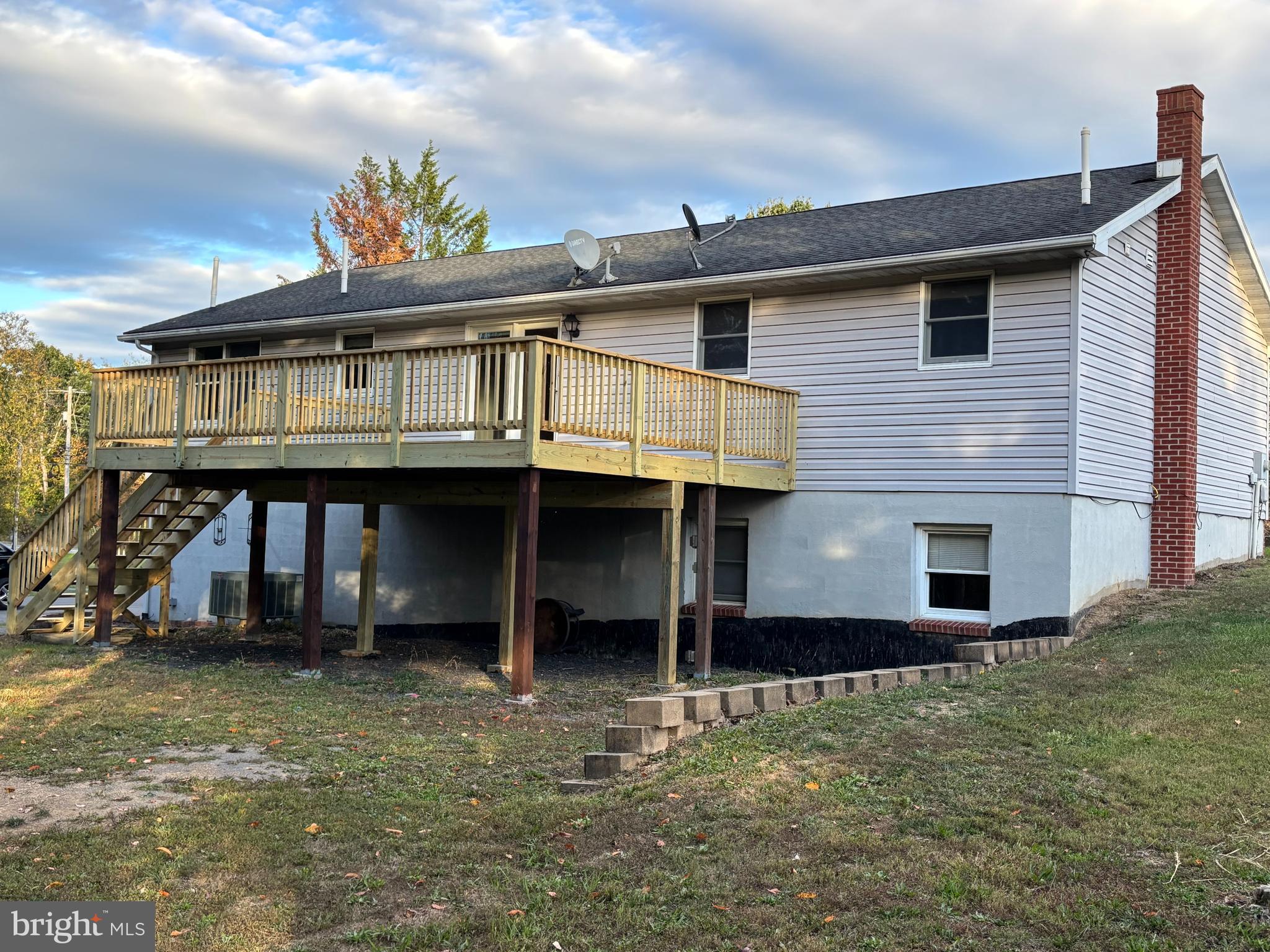 25 Nelson Lane Berkeley Springs, WV 25411 - Photo 25 of 27 a front view of a house with a yard