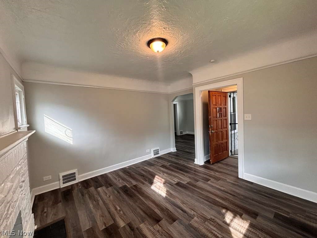 907 Rondel Road Cleveland, OH 44110 - Photo 2 of 26