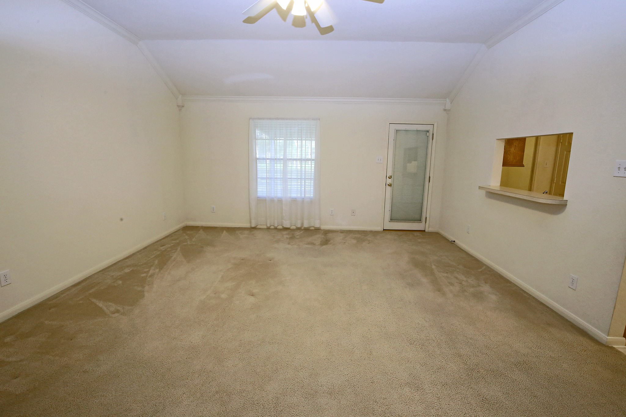 12002 10th Street Santa Fe, TX 77510 - Photo 7 of 35 Living room with vaulted ceilings.