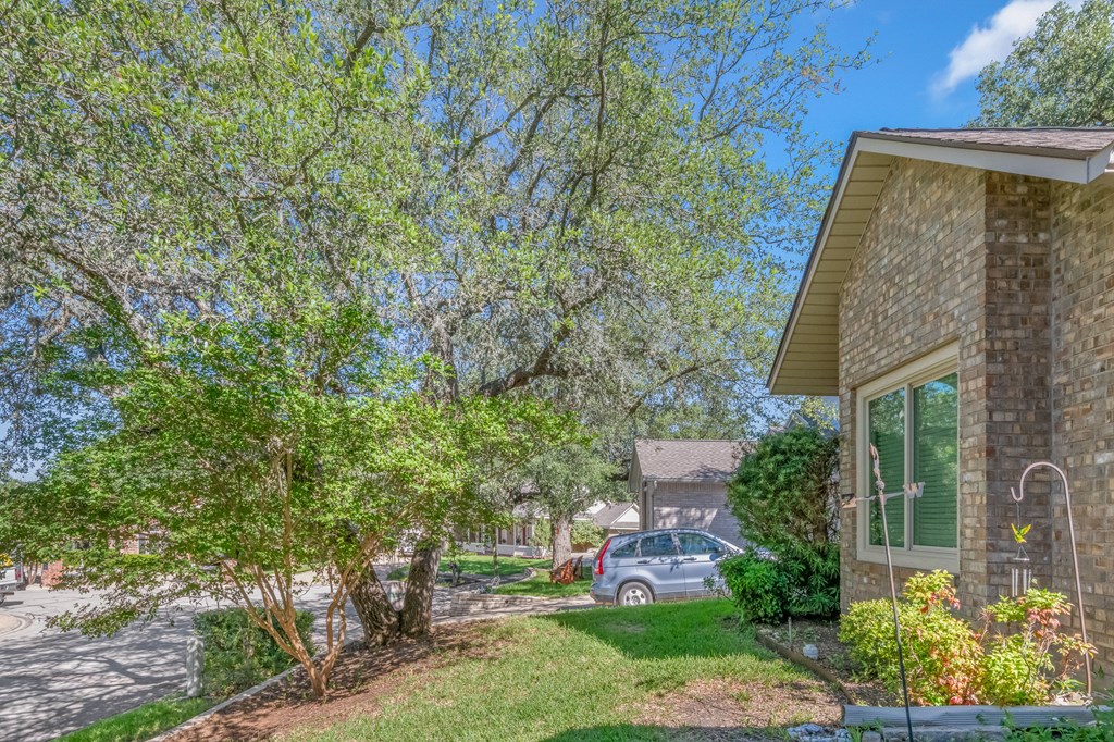 225 Los Cedros Loop Kerrville, TX 78028 - Photo 25 of 27 a front view of a house with garden