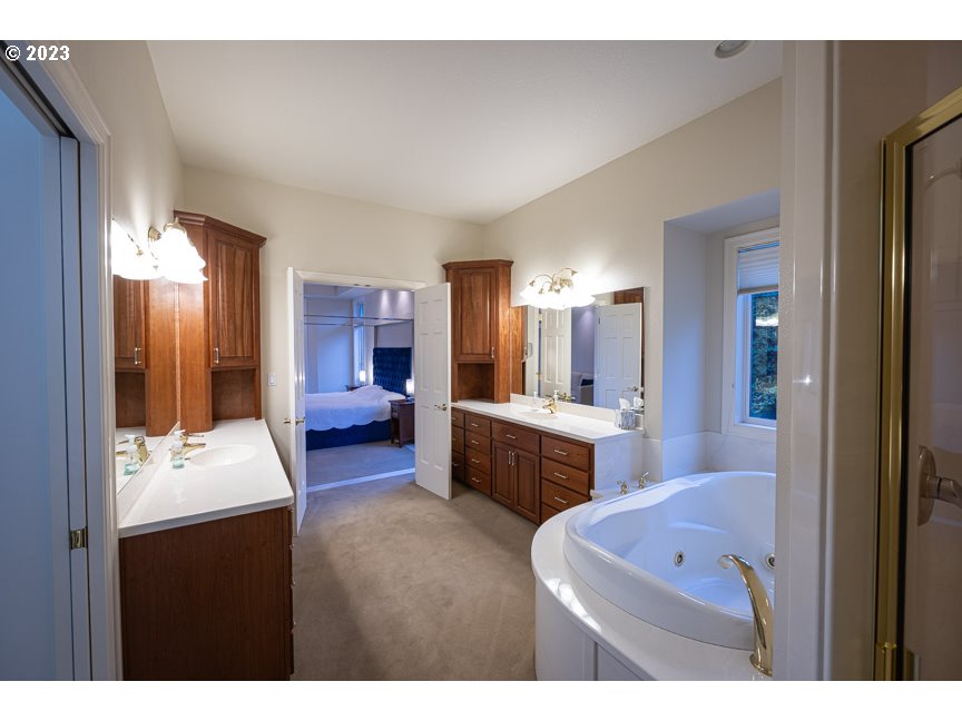 3338 Lakeside Drive Eugene, OR 97401 - Photo 26 of 45 a bathroom with a tub sink and mirror