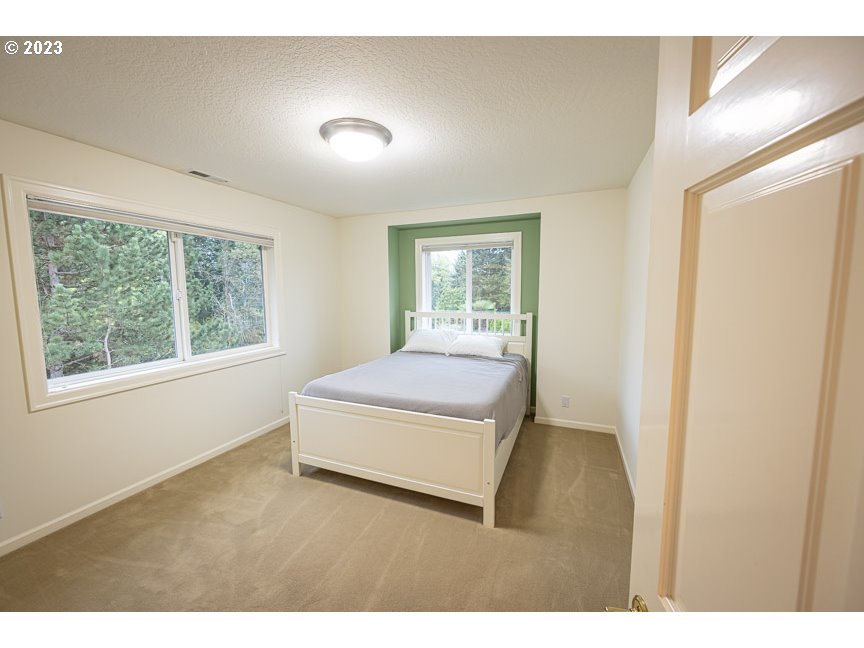 3338 Lakeside Drive Eugene, OR 97401 - Photo 33 of 45 a spacious bedroom with a bed and a window