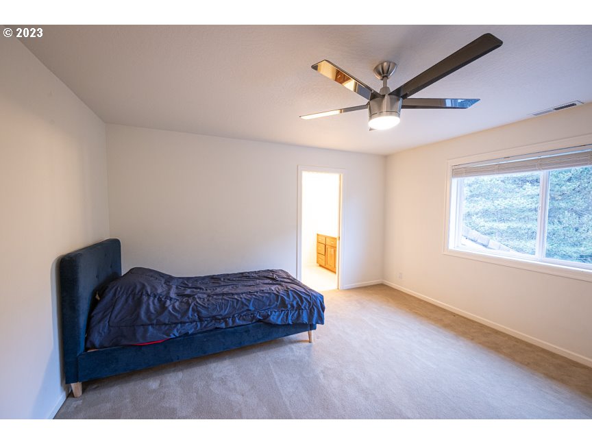 3338 Lakeside Drive Eugene, OR 97401 - Photo 36 of 45 a living room with furniture and a window