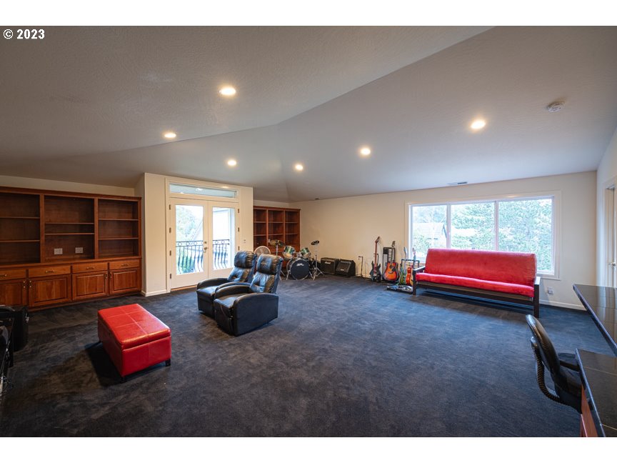 3338 Lakeside Drive Eugene, OR 97401 - Photo 39 of 45 a living room with furniture and a window