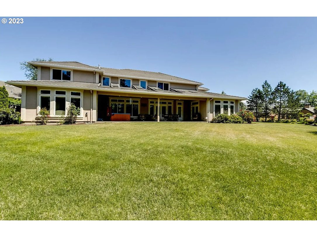 3338 Lakeside Drive Eugene, OR 97401 - Photo 5 of 45 a view of building with yard in front of house