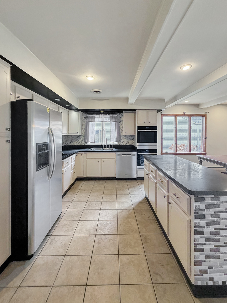 1318 Ridgefield Road Freeport, IL 61032 - Photo 12 of 46 Gallery Image 12