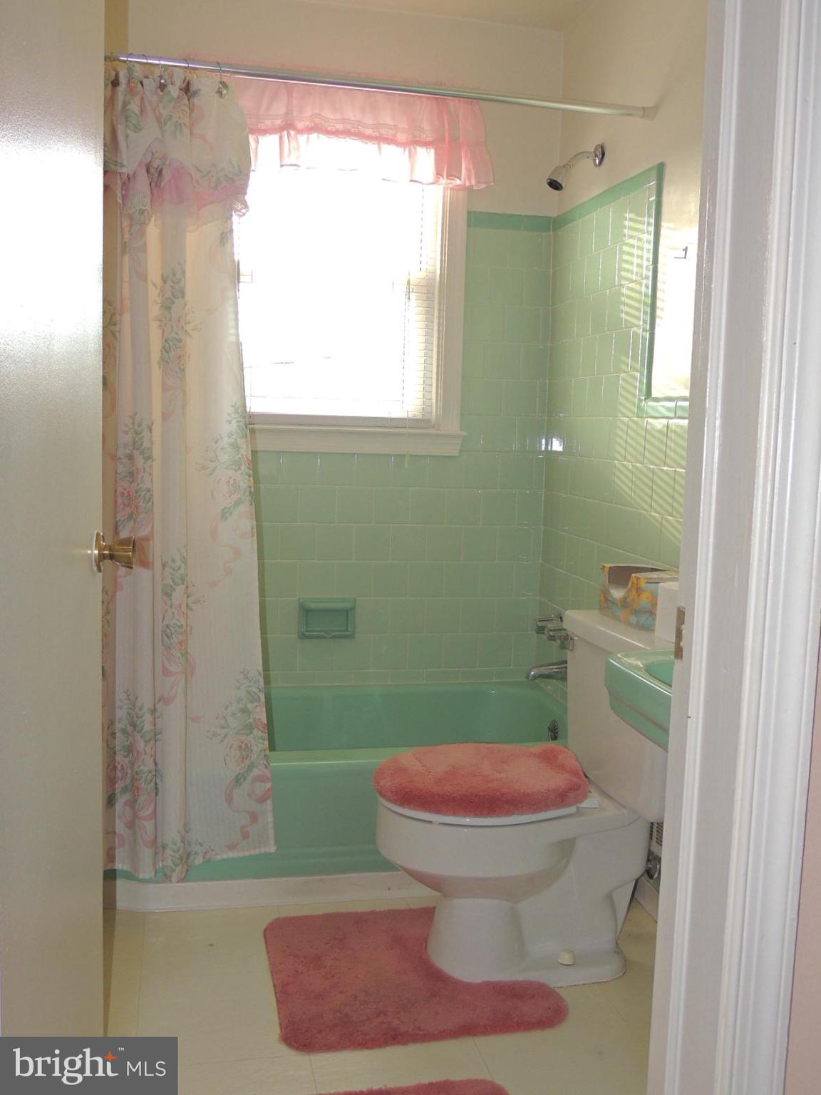 2215 Graythorn Road Baltimore, MD 21220 - Photo 17 of 27 CENTRAL UPPER BATH