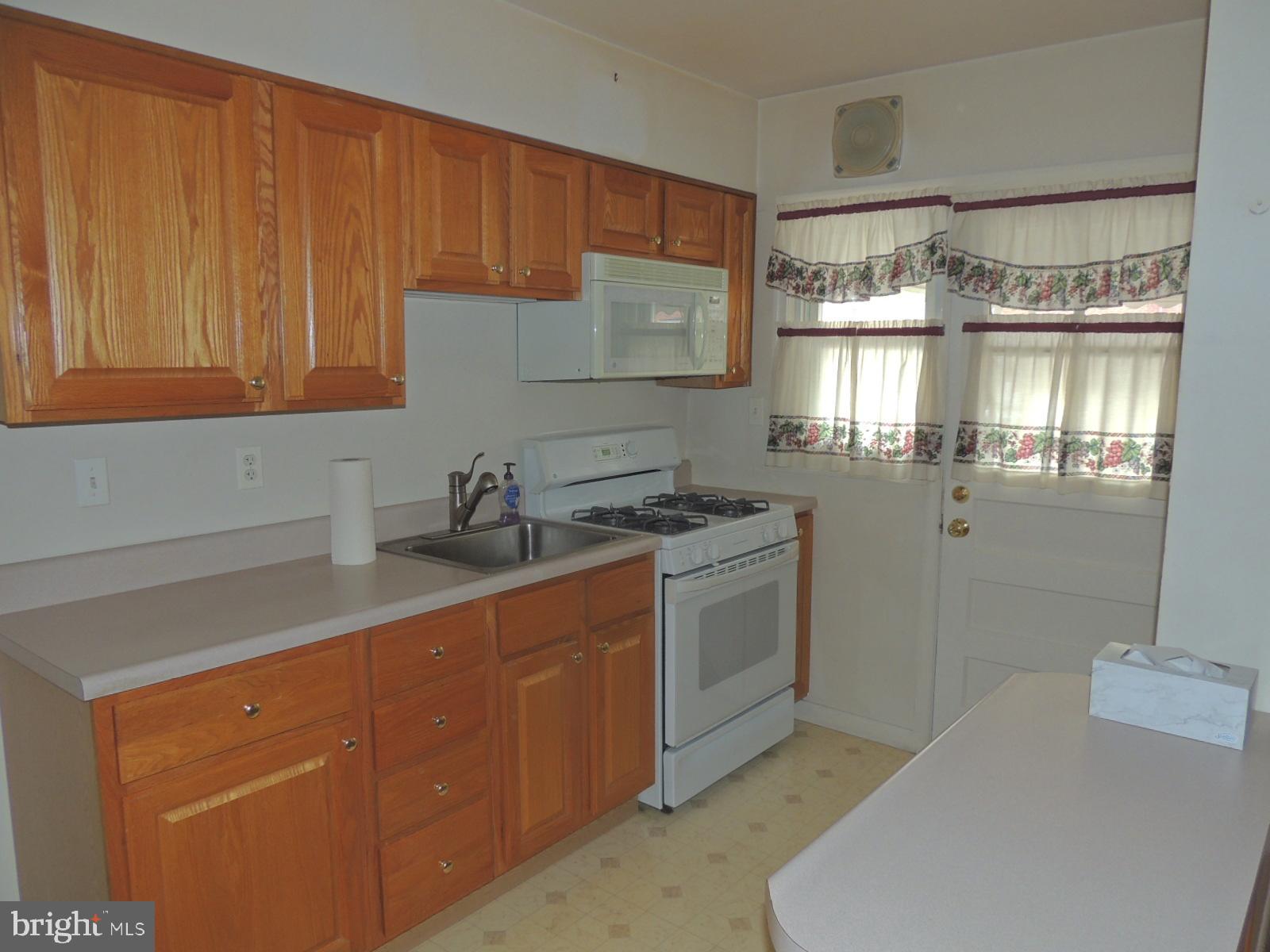 2215 Graythorn Road Baltimore, MD 21220 - Photo 7 of 27 GAS STOVE