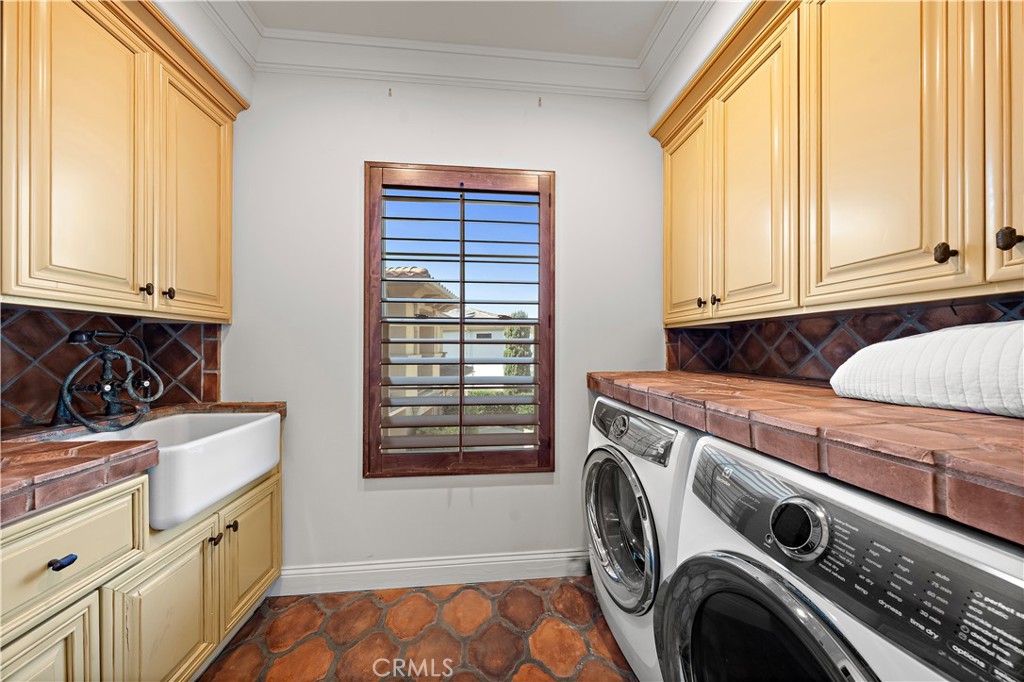 5 Via Monarca Street Dana Point, CA 92629 - Photo 26 of 57 a utility room with dryer and washer
