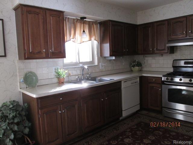 609 Kentucky Drive Rochester, MI 48307 - Photo 4 of 17 Kitchen (2).jpg
