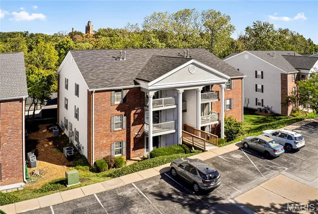$165,000 | 7501 Triwoods Drive, Unit J, Shrewsbury, MO 63119