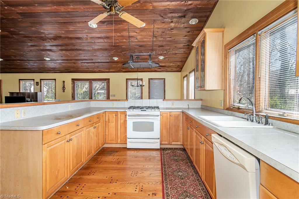 3305 Pine Valley Road High Point, NC 27265 - Photo 8 of 28
