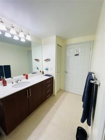 a en suite bathroom with a double vanity sink and mirror